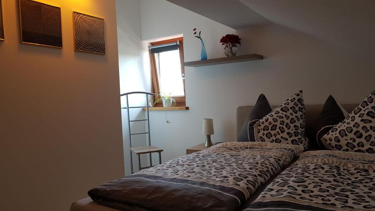 Kleine Gemuetliche Mansardenwohnung Im Suedosten Muenchens Assling Exterior foto