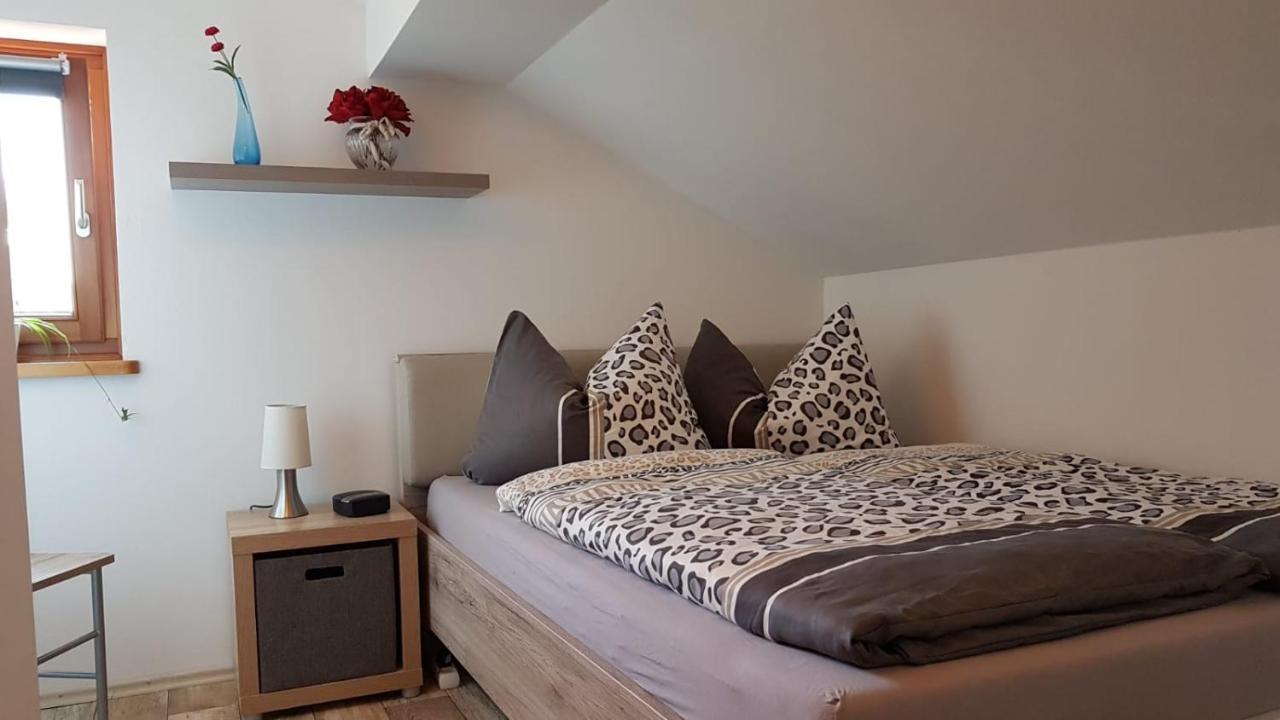 Kleine Gemuetliche Mansardenwohnung Im Suedosten Muenchens Assling Exterior foto